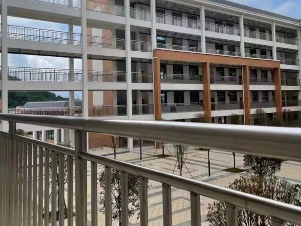 304不銹鋼圓管學(xué)校護欄