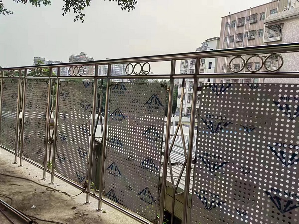 怎樣避免焊接不銹鋼立柱護欄時變形？