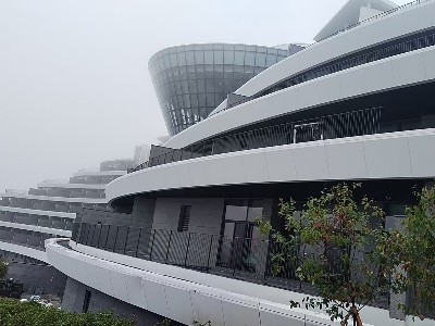 喜師傅不銹鋼護(hù)欄廠(chǎng)家案例：海濱建筑的安全美學(xué)擔(dān)當(dāng)