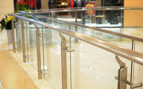陽臺不銹鋼玻璃護(hù)欄怎樣安裝才安全？