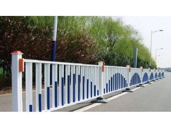 道路不銹鋼護(hù)欄為何總是藍(lán)白配色？