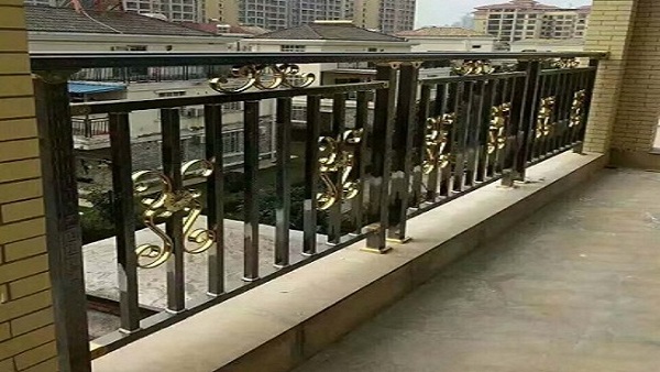 彩色陽臺不銹鋼護(hù)欄成品圖