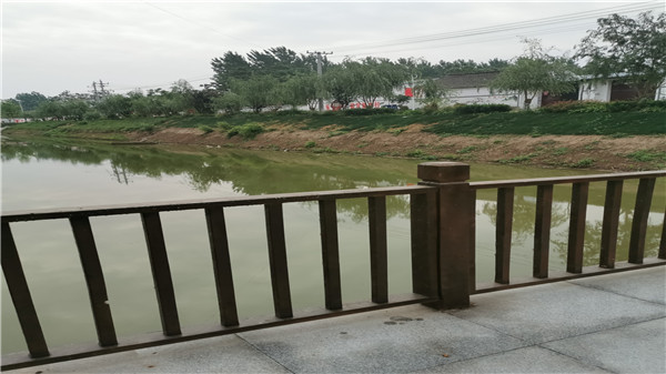 不銹鋼護(hù)欄經(jīng)常淋雨就一定會生銹嗎？